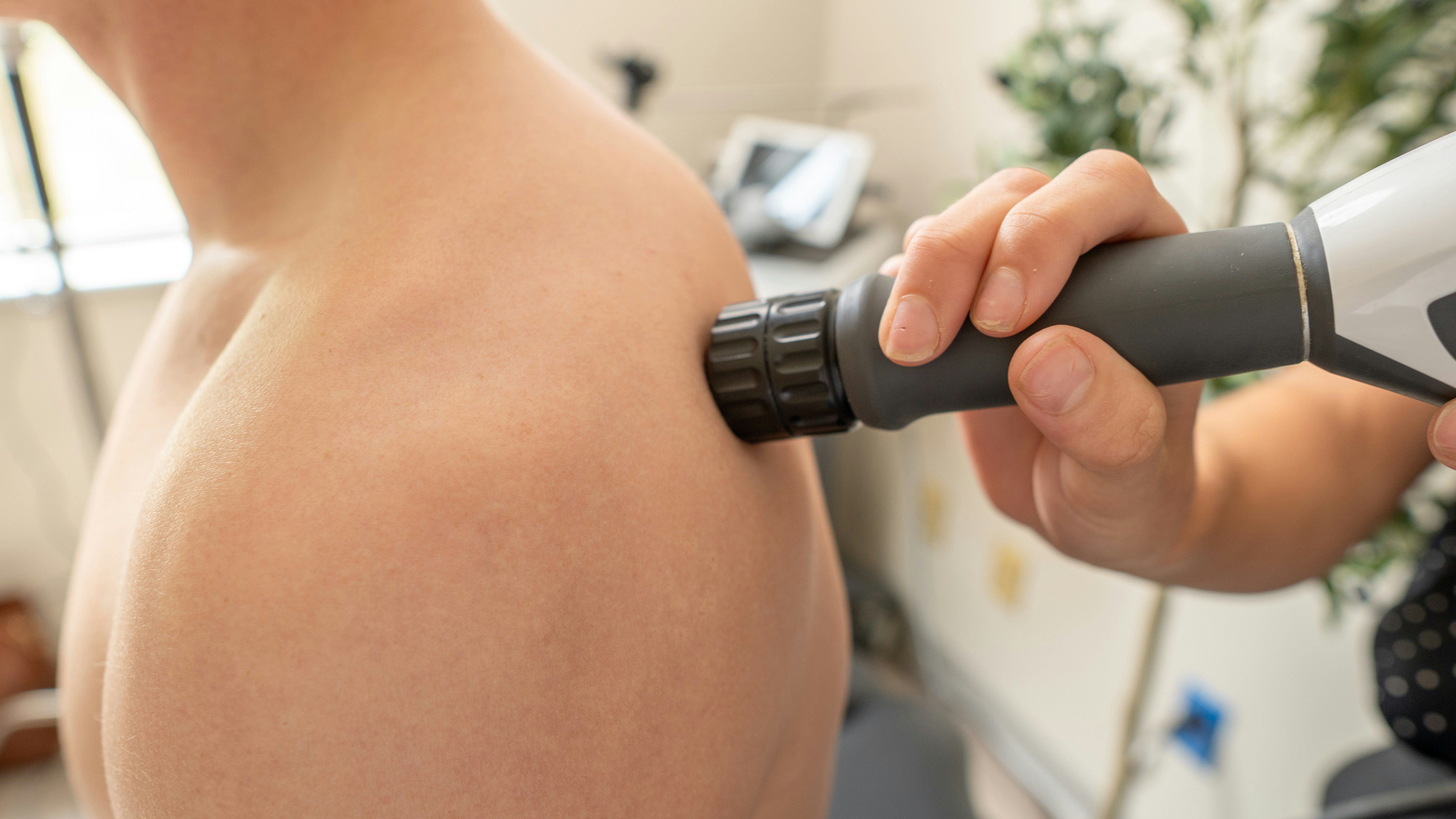 Patient receiving Shockwave Therapy in the shoulder area