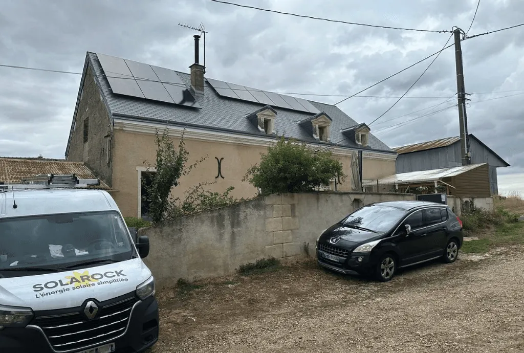 Photo d'une maison à Ternay dans le Loir-et-Cher équipée de panneaux photovoltaïques dont l'installation a été faite par Solarock.