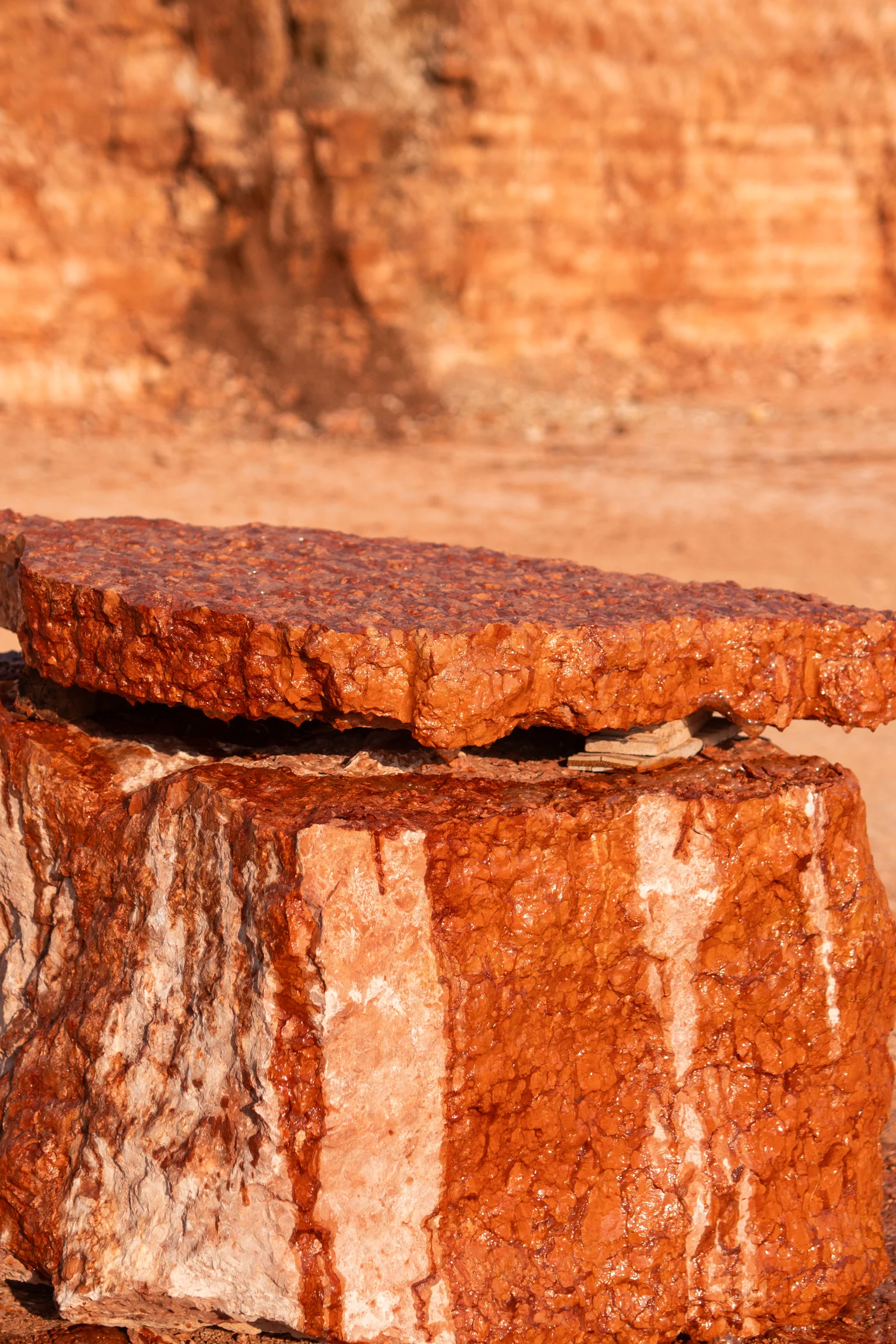 Installazione luminosa iStone Arte con scultura radiale contemporanea su parete durante evento di inaugurazione aziendale, arte come valorizzazione del brand