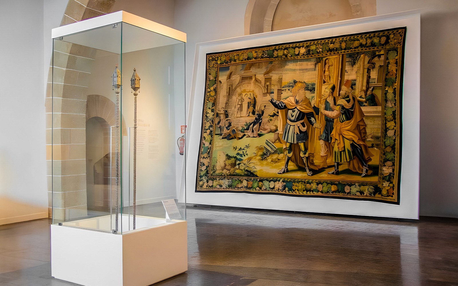 Interior de la Catedral de Mallorca con exhibición de tapices históricos y artefactos.