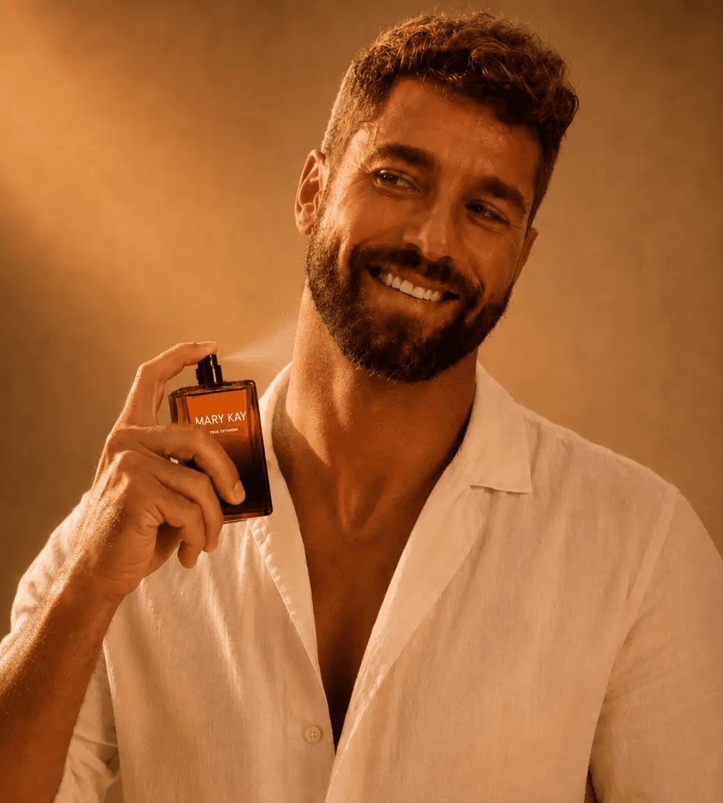 Fragrâncias masculinas Mary Kay em composição editorial sobre fundo claro.