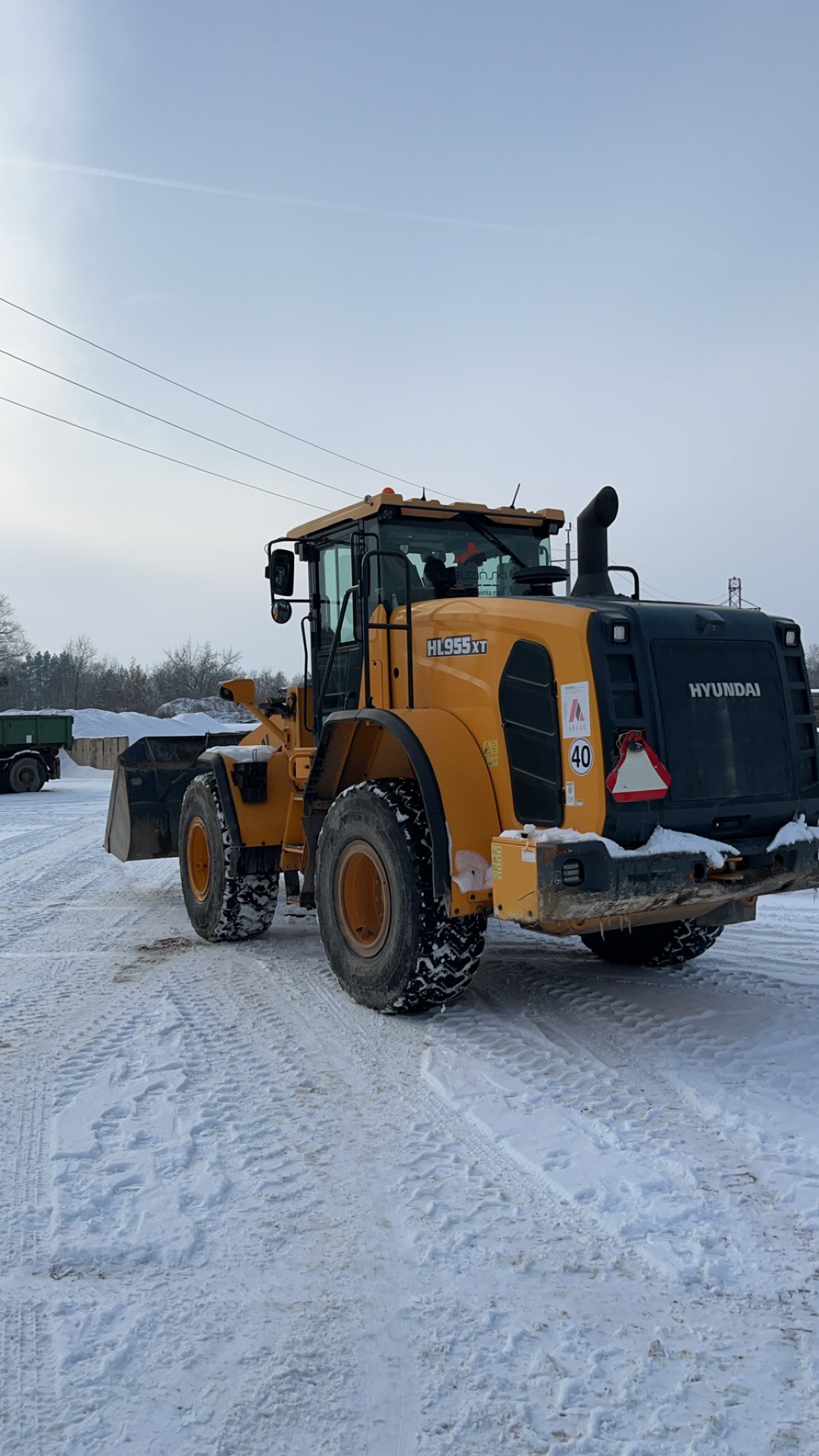 Hyundai HL955XT na śniegu Hyundai HL955XT ładowarka kołowa zima powiat poznański KRBM