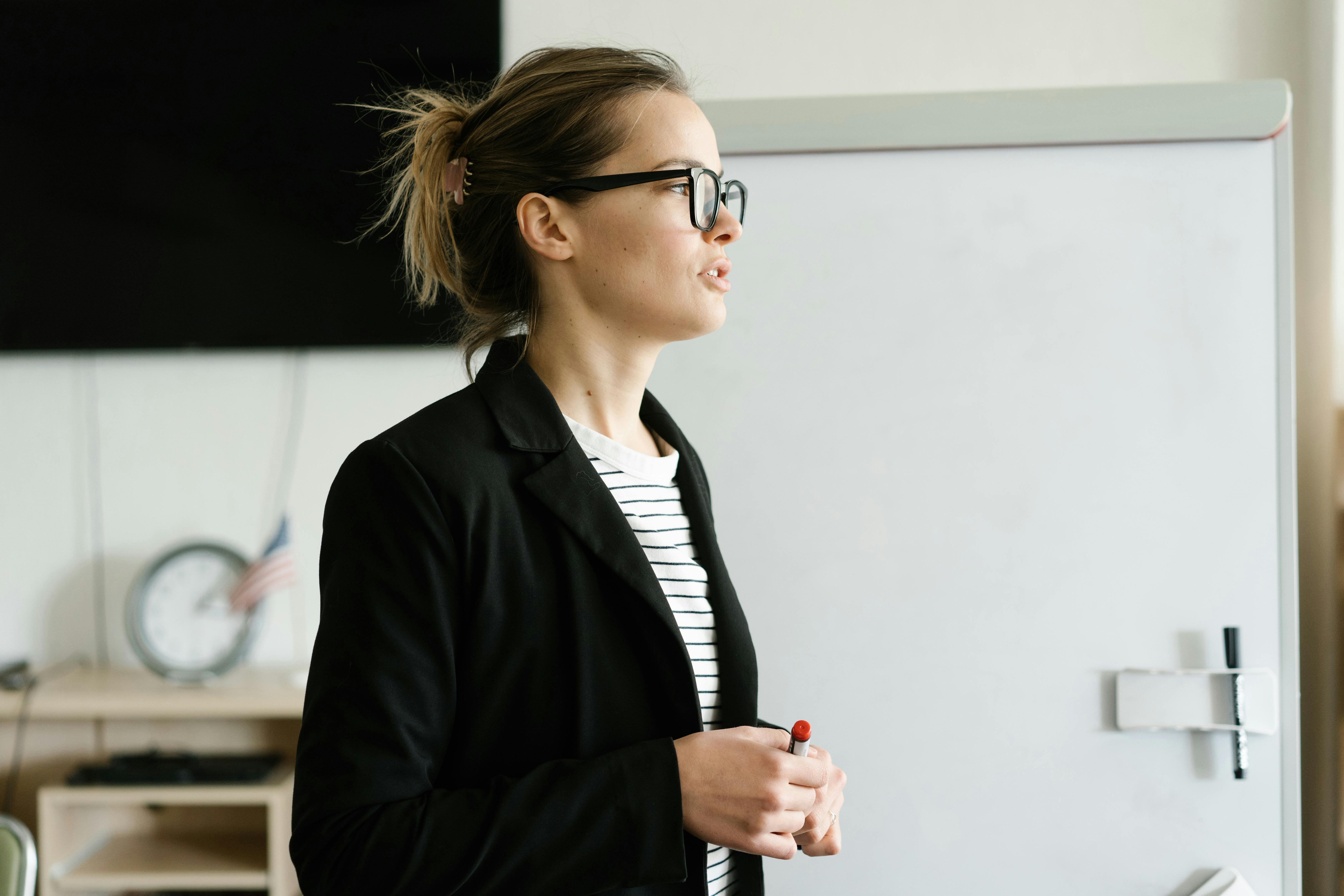 Trainer spiega davanti alla classe, lezione frontale con esempi e casi concreti