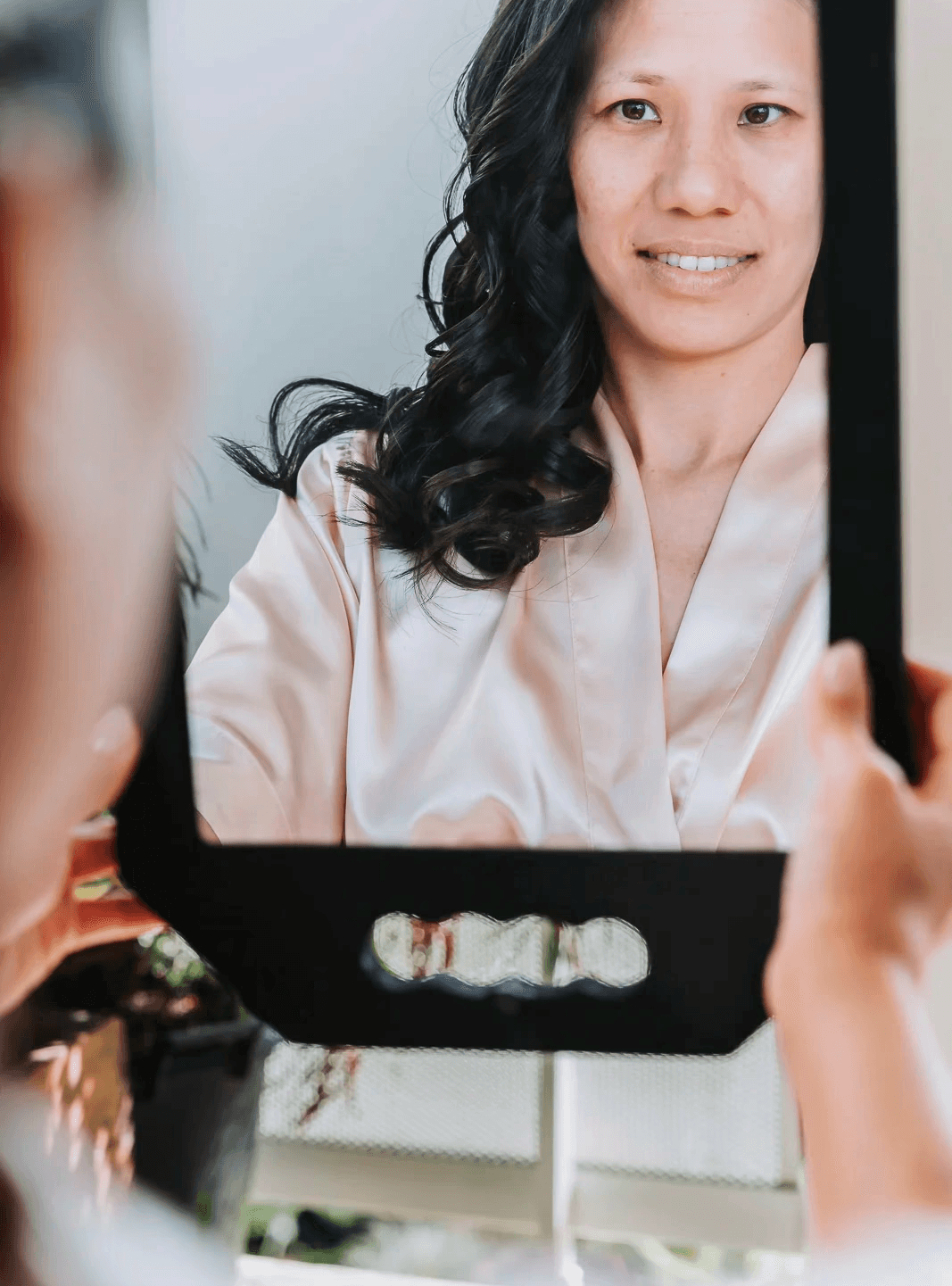 Mariée en peignoir de soie pendant sa préparation — Photographe Mariage Réunion