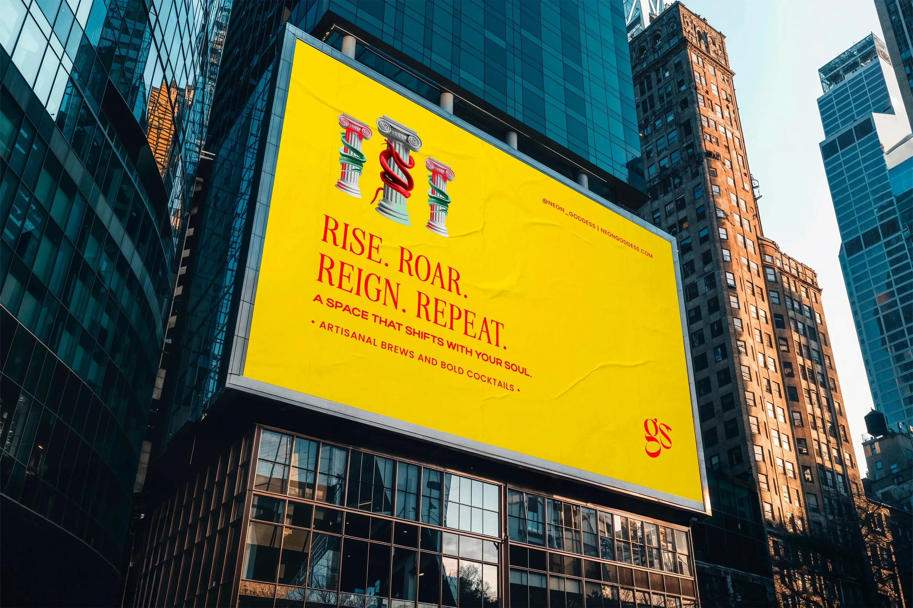 Žlutý billboard Neon Goddess s odvážným sloganem v rušném městském prostředí.