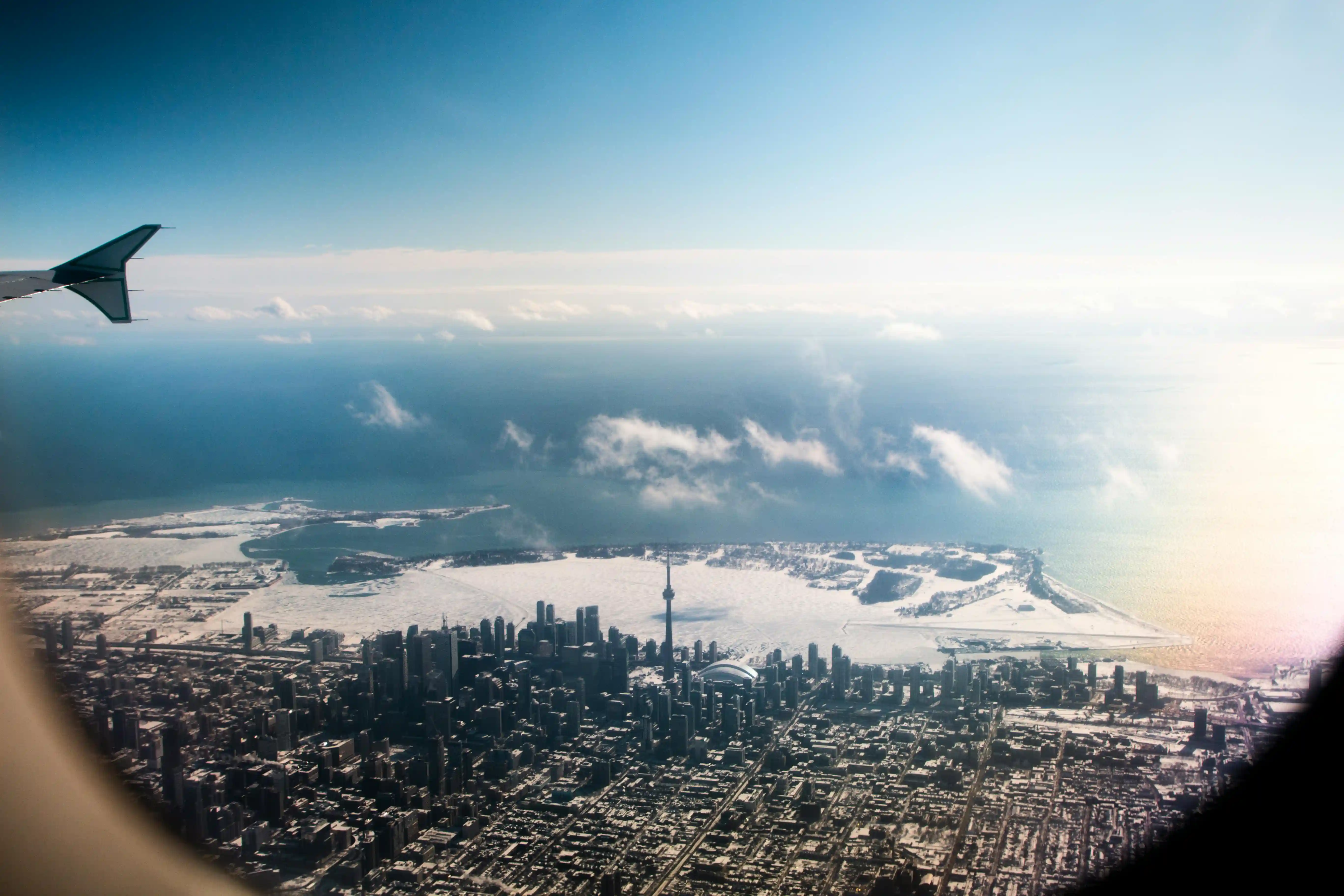 Bir uçağın penceresinden Toronto manzarası