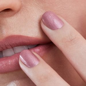 Diseño de uñas en tono Metallic Rose para uñas medias