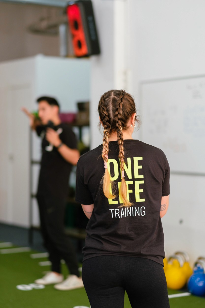 Entrenadora de One Life dirigint una sessió funcional al gimnàs de Gràcia, Barcelona