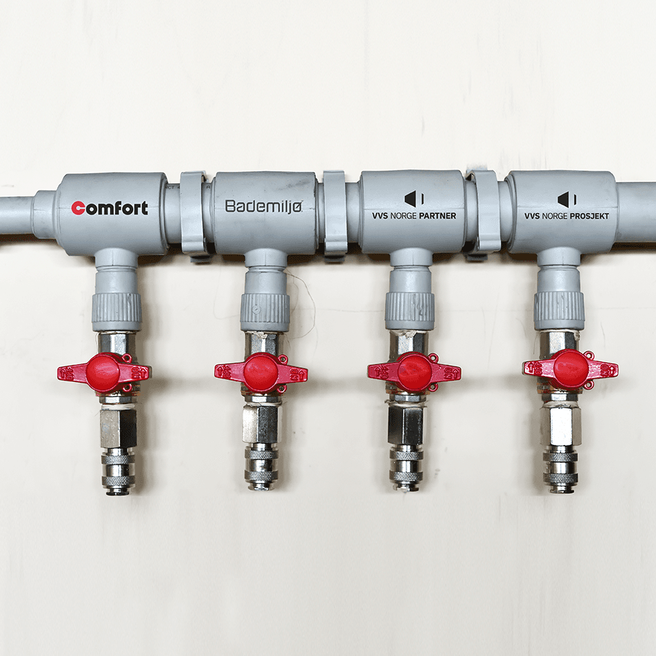 Rørdeler med fire logoer på hvit vegg