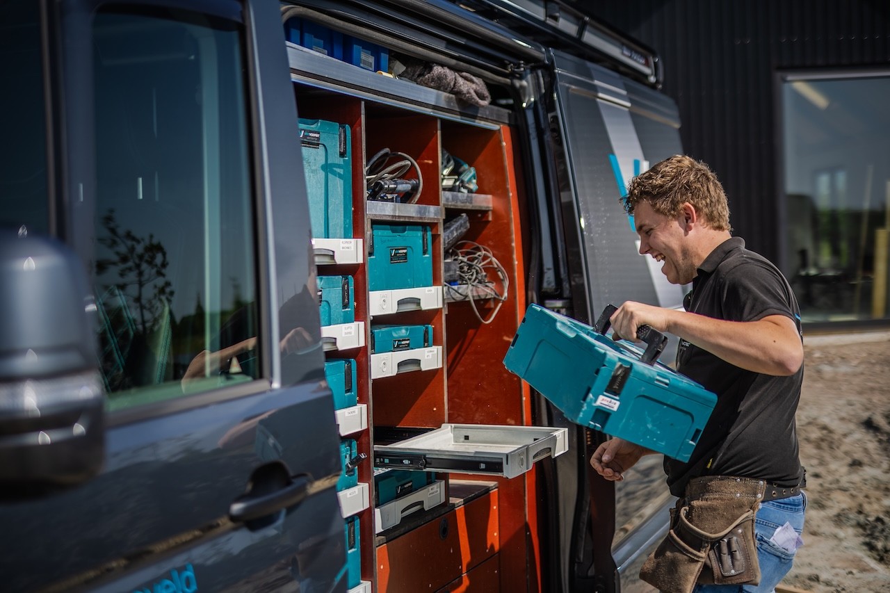 Reinard van Van Voorst Elektrotechniek buiten met gereedschap in bus