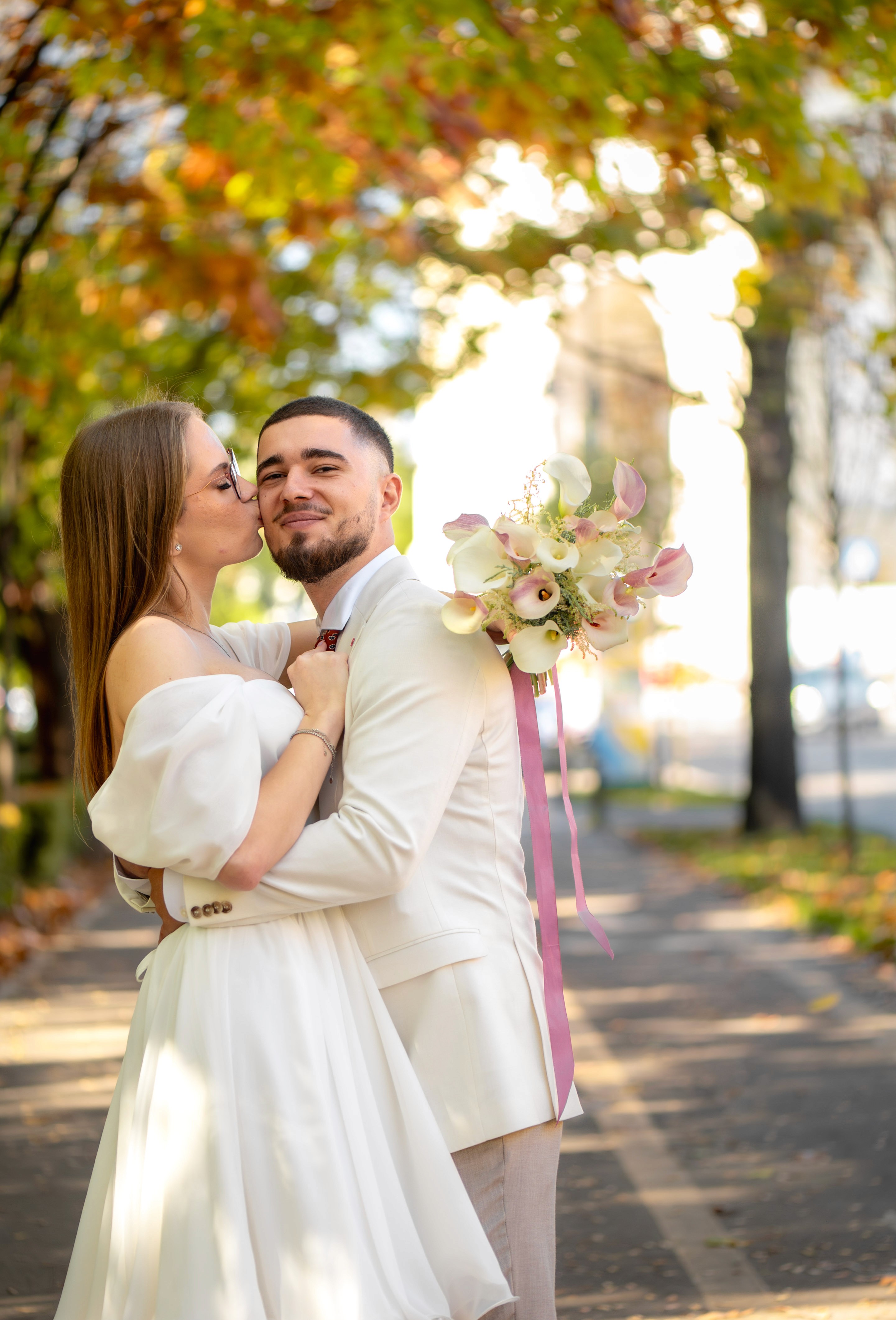 Portret intim de cuplu căsătorit civil, în lumină naturală.