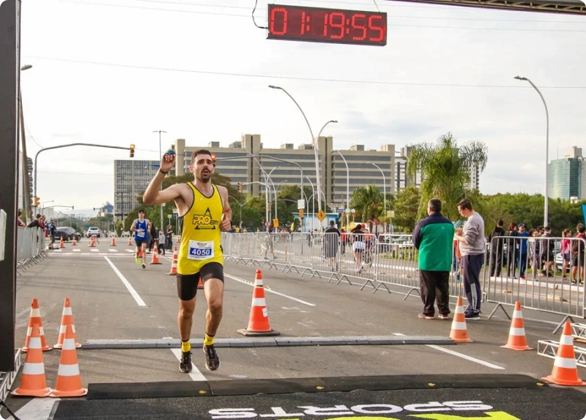 imagem do treinador nestor da pro elite vencendo uma corrida de rua