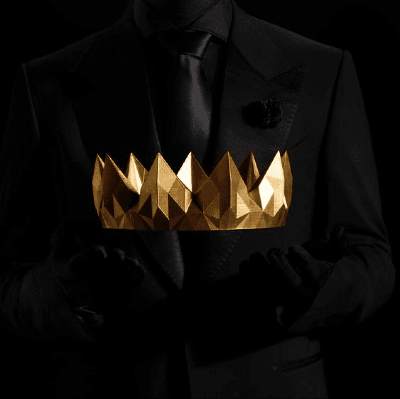 Homme en costume noir tenant une couronne dorée - symbole de prestige et de leadership pour les événements professionnels sur ProEvent97.