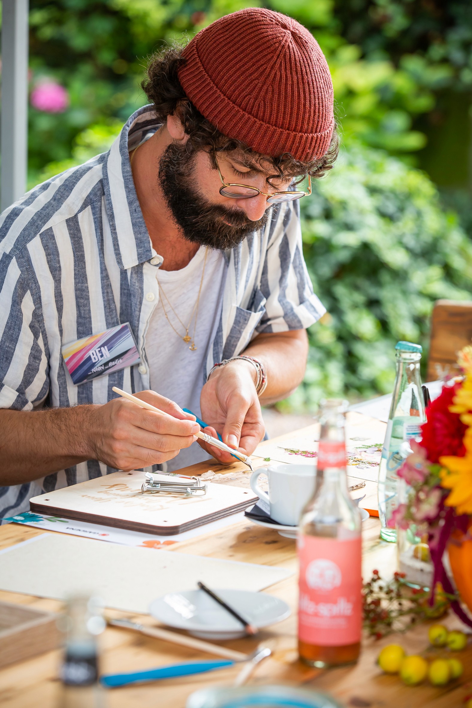 Ein Creator gestaltet im Workshop mit Gardener ein persönliches Bild aus Trockenblumen.