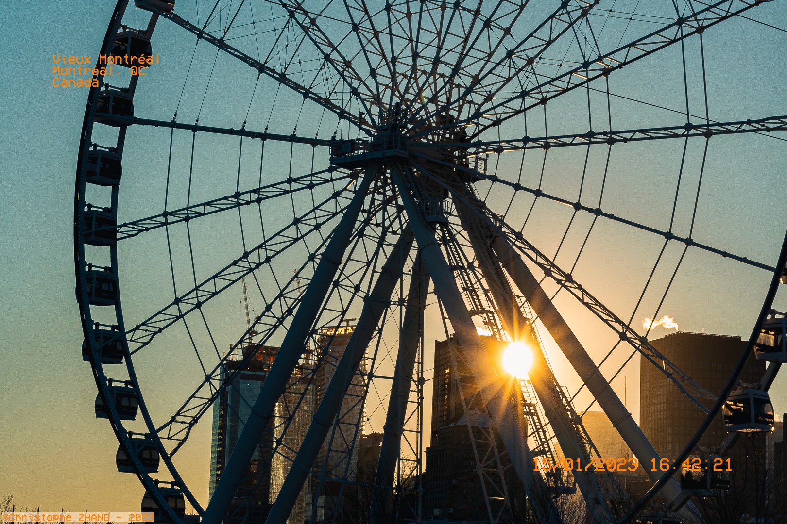 Coucher de soleil à travers la Grande Roue de Montréal au Vieux-Port.