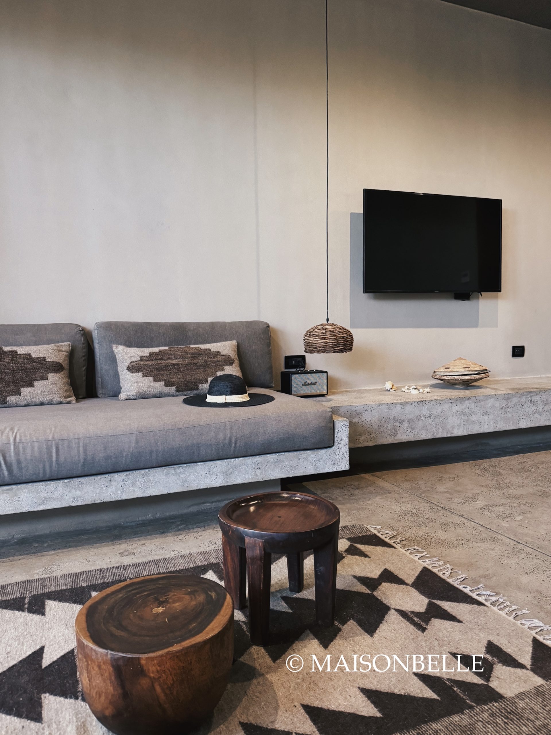 vaste bank beton met tv kast aan elkaar vast