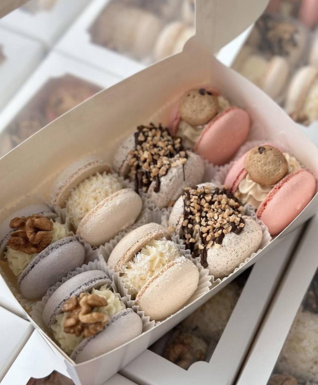 Box of 8 macarons, different flavours, different colors