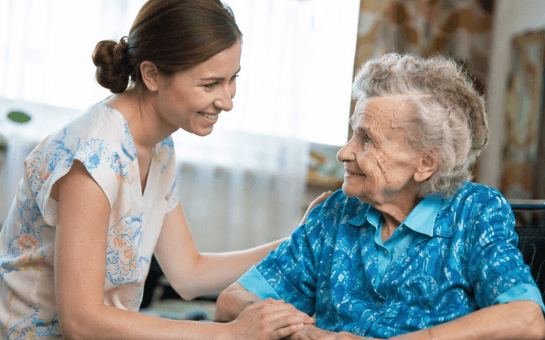Una cuidadora se rie con una anciana en Ruach