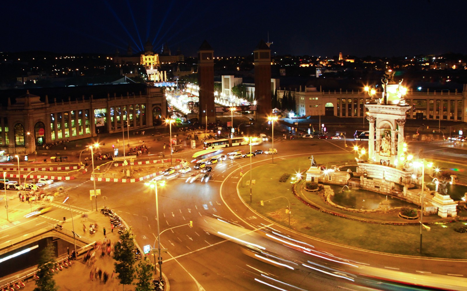 巴塞罗那夜游：夜幕中的巴塞罗那城市景观闪烁迷人，标志性地标尽收眼底。