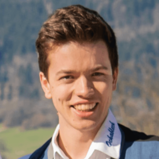 Johannes Brandstätter steht mit Anzug im Freien und lächelt