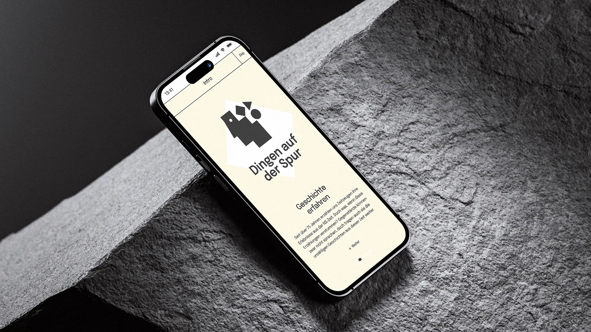 - Smartphone, dass das Interface Design und die neu entwickelte Visiual Identity der interaktiven Web-App für die KZ- Gedenkstätten Buchenwald und Sachsenhausen zeigt