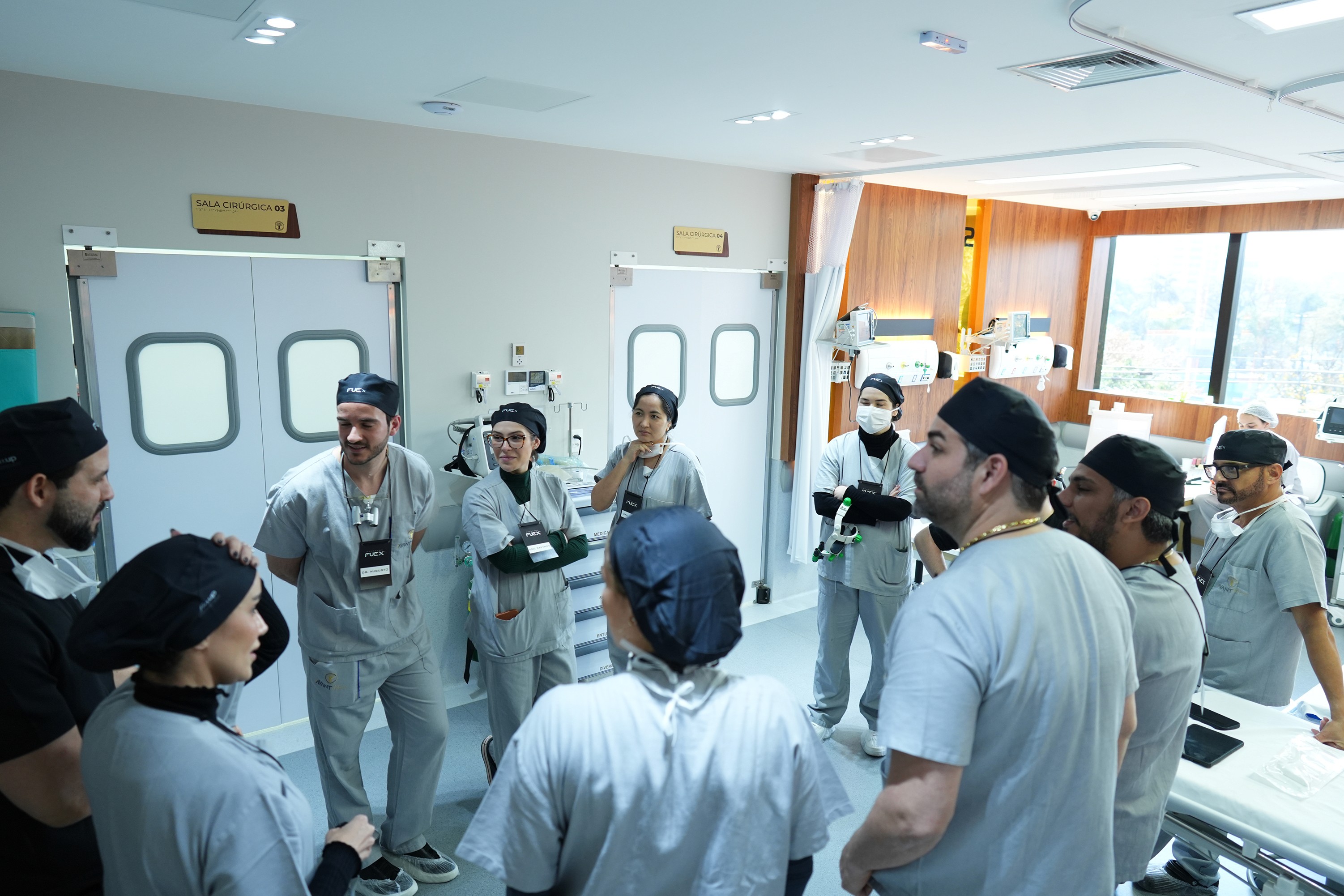 Dr. Paulo Miorali com alunos no centro cirurgico, durante o Programa Fuex. 