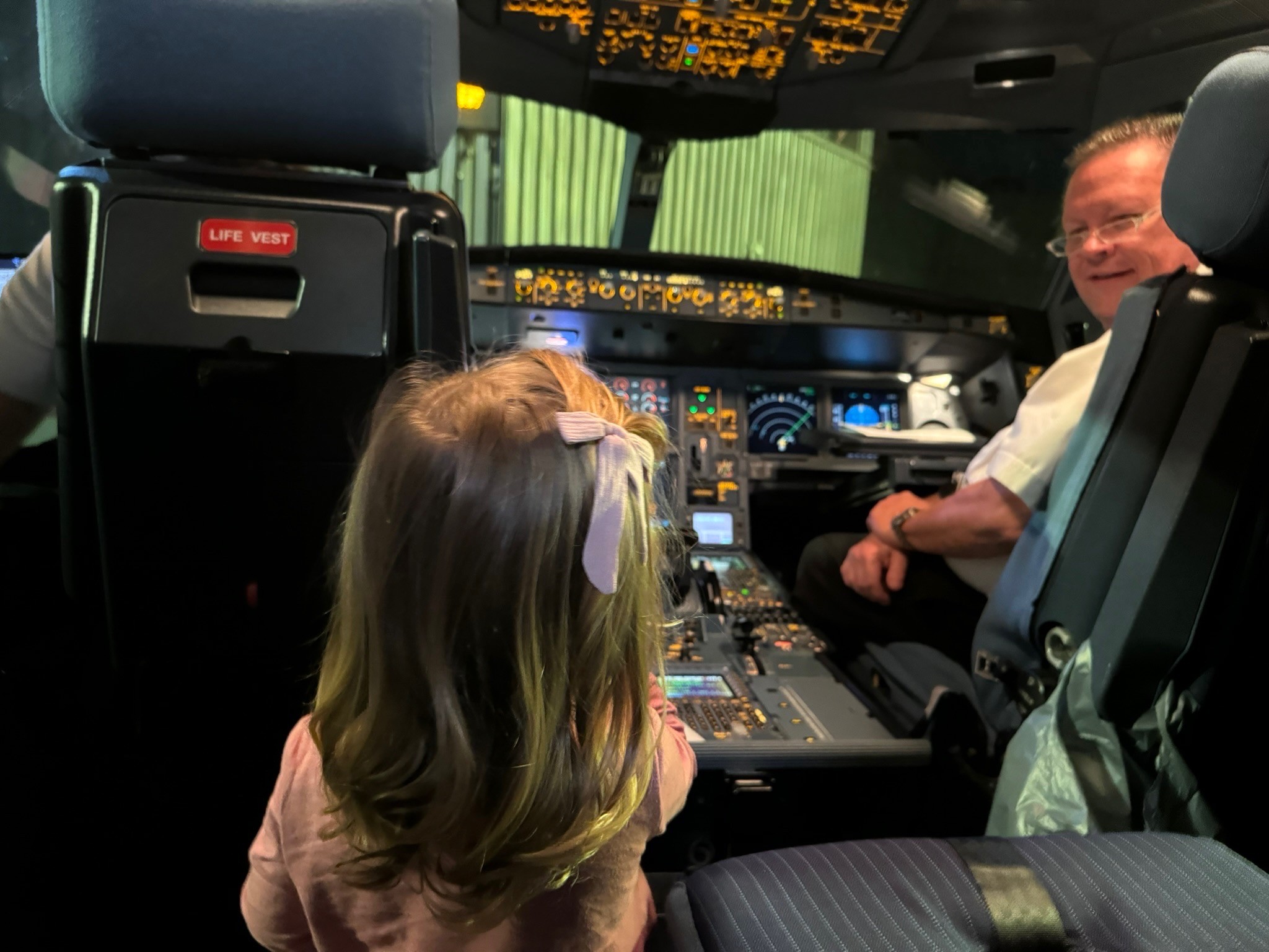 Imagem de uma criança na cabine do piloto em uma aeronava