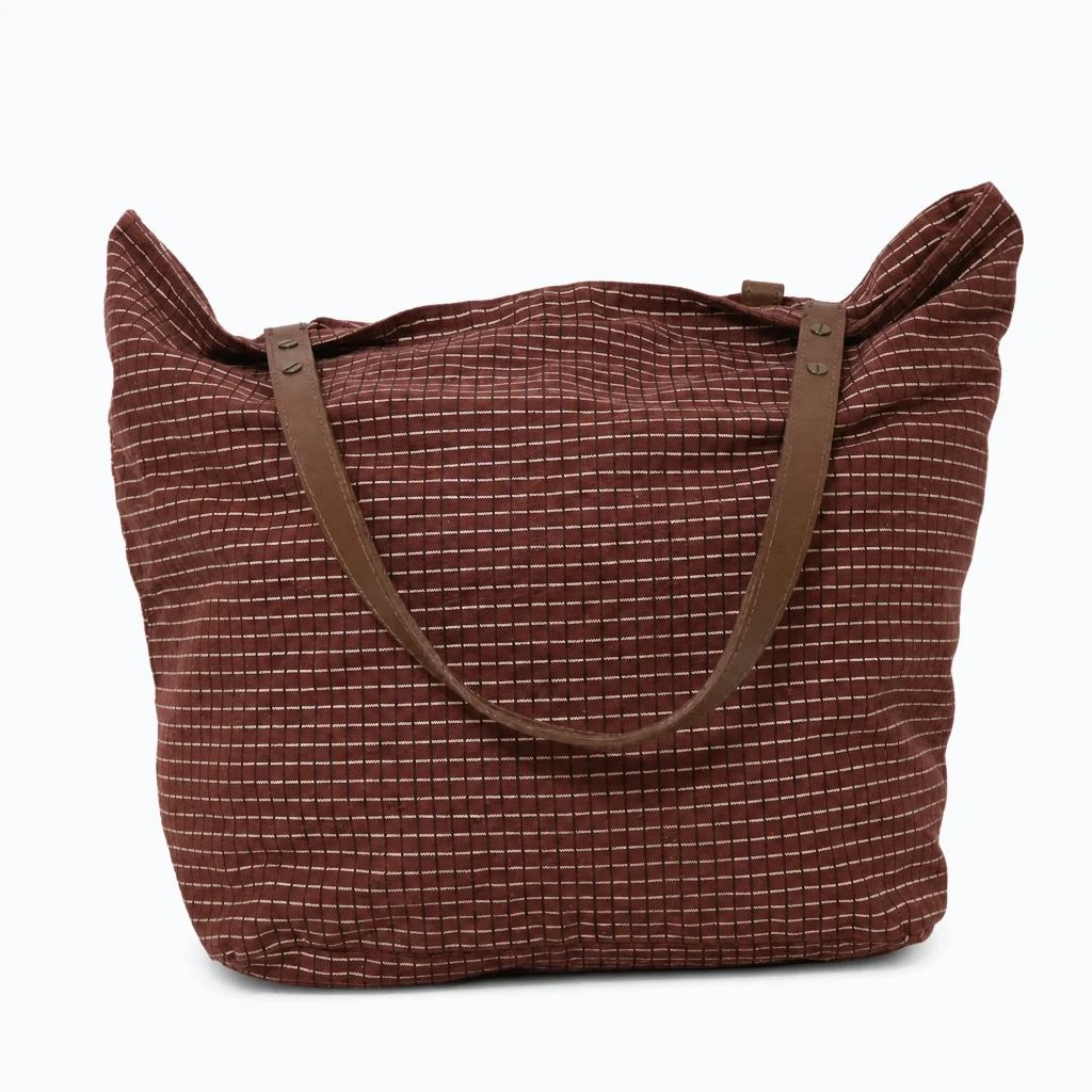Nachher: Rotbraune karierte Stofftasche, freigestellt