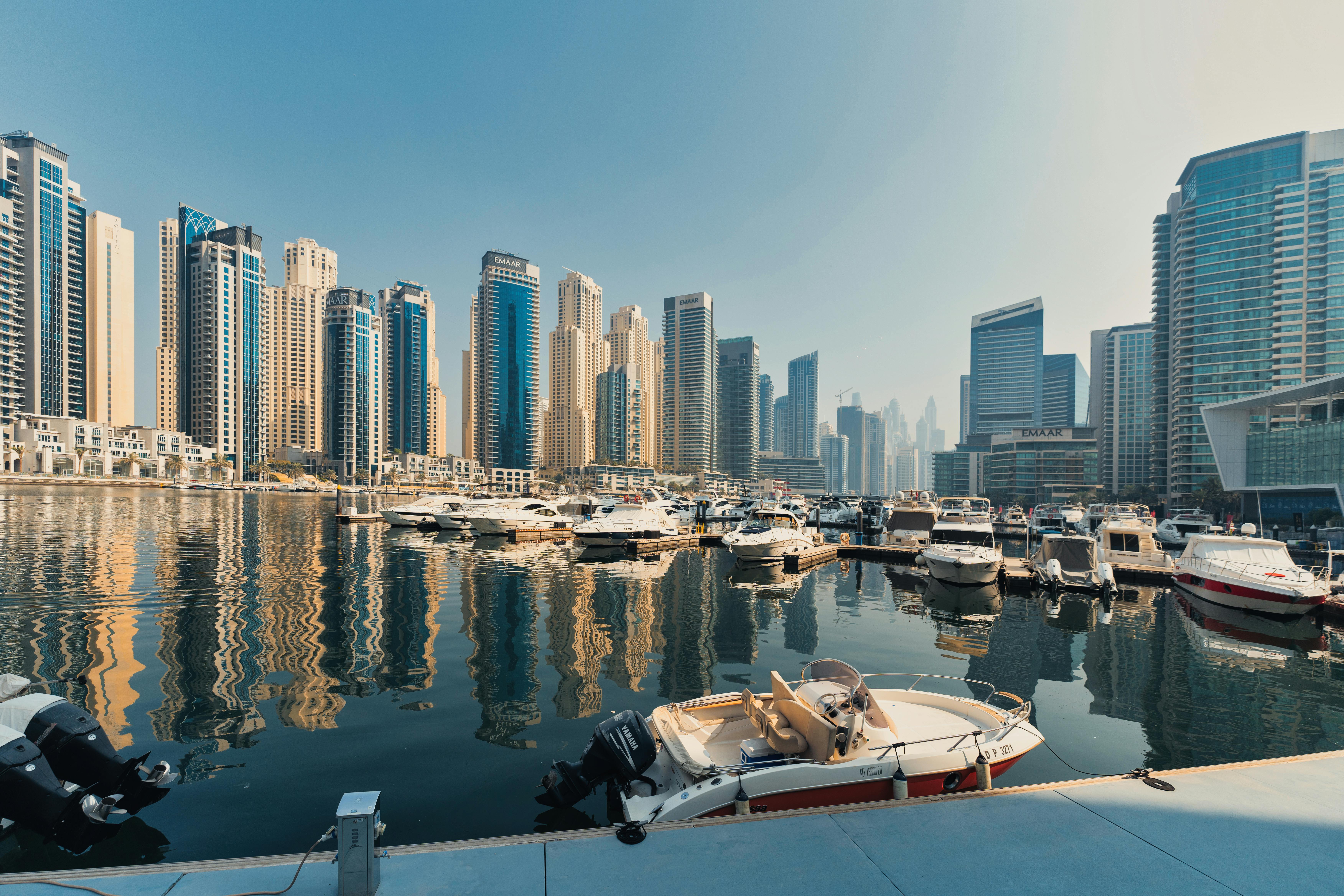Ein Wassertaxi fährt durch die Dubai Marina, umgeben von beeindruckenden Hochhäusern und der malerischen Skyline der Stadt. Dieses Verkehrsmittel in Dubai bietet eine einzigartige Möglichkeit, die Schönheit der Marina und ihre Umgebung vom Wasser aus zu genießen.