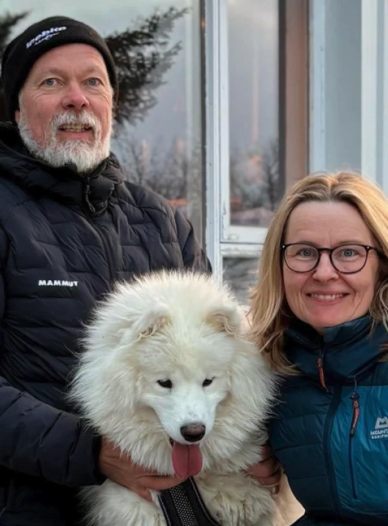 Asta briem and magne kvam outside trailcenter with a samoyed dog