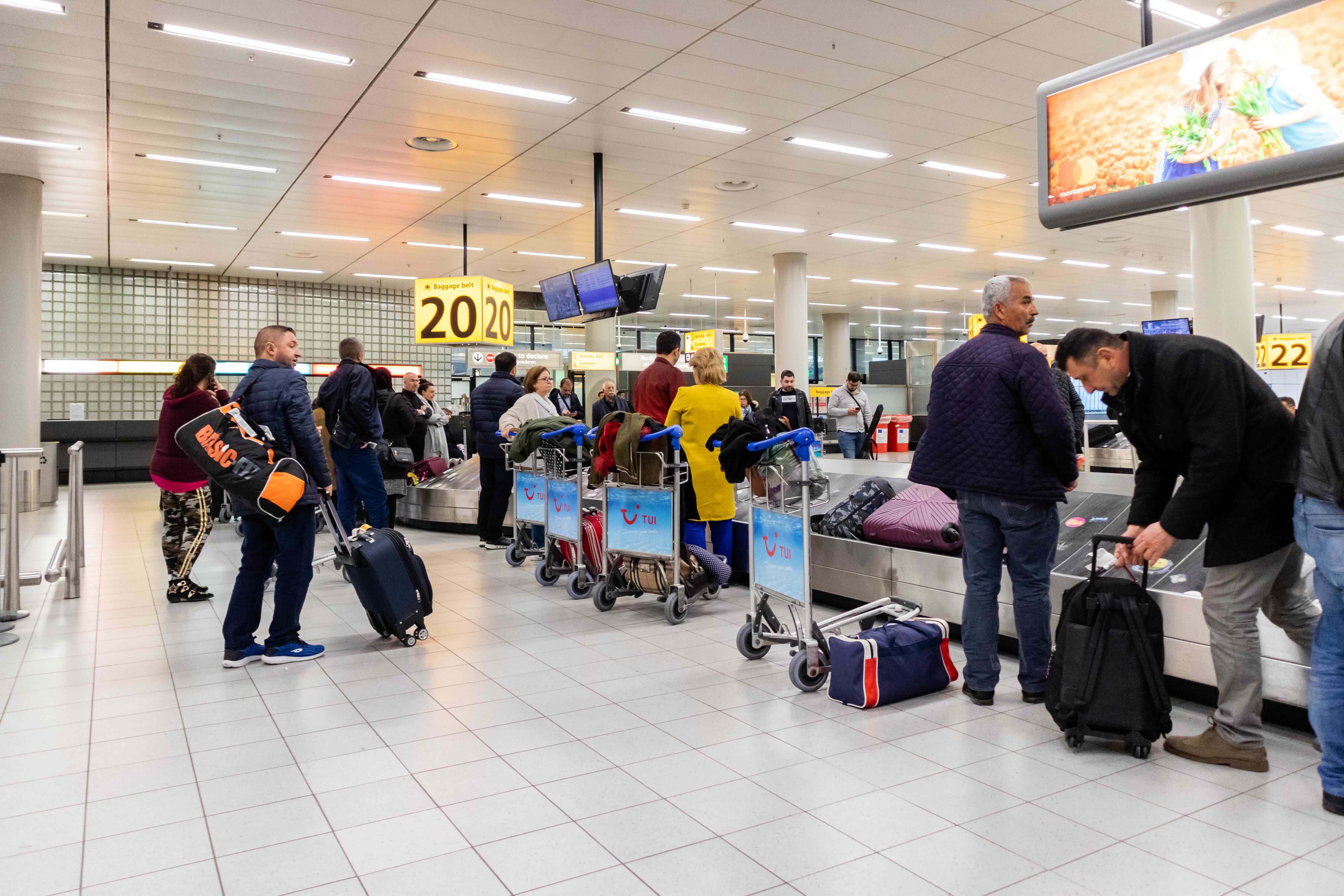 Schiphol crowded Baggage Belt