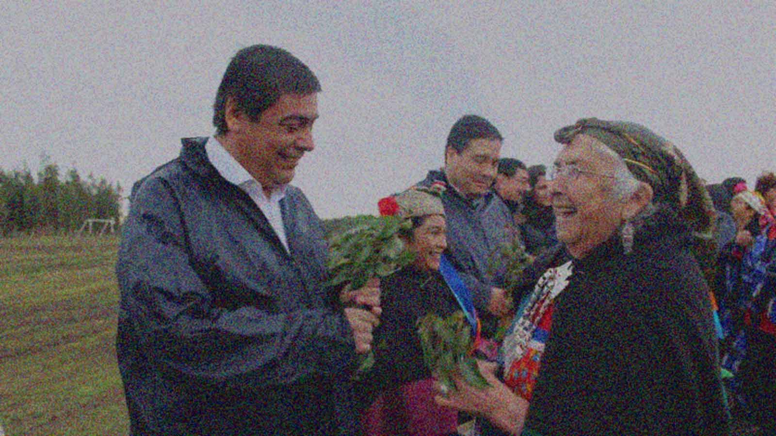 Foto de personas compartiendo en una comunidad mapuche en la columna de opinión La burocracia ciega de las tierras indígenas de IdeaPaís.
