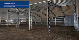 Estructura metálica de galpón logístico para depósito industrial en Córdoba, tinglado de acero para nave logística en construcción.