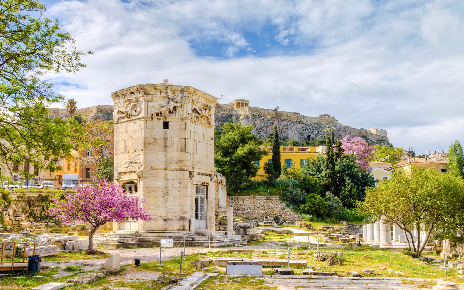 位于雅典古市集的风之塔，背景为雅典卫城。