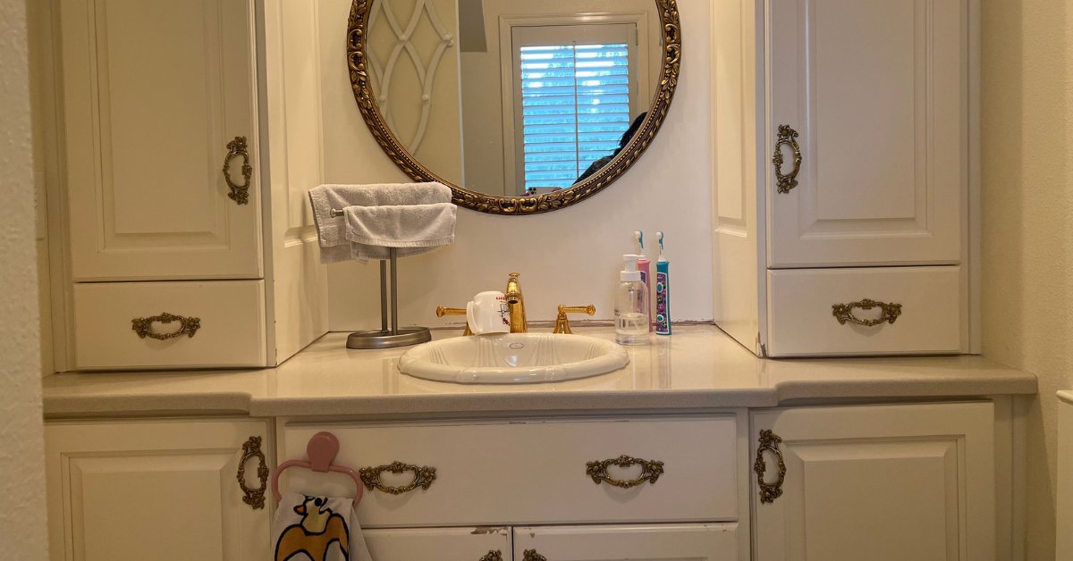 The before photo of the Issaquah House bathroom in this Bellevue, Washington home by Sherri Monte, interior designer at, Elegant Simplicity.