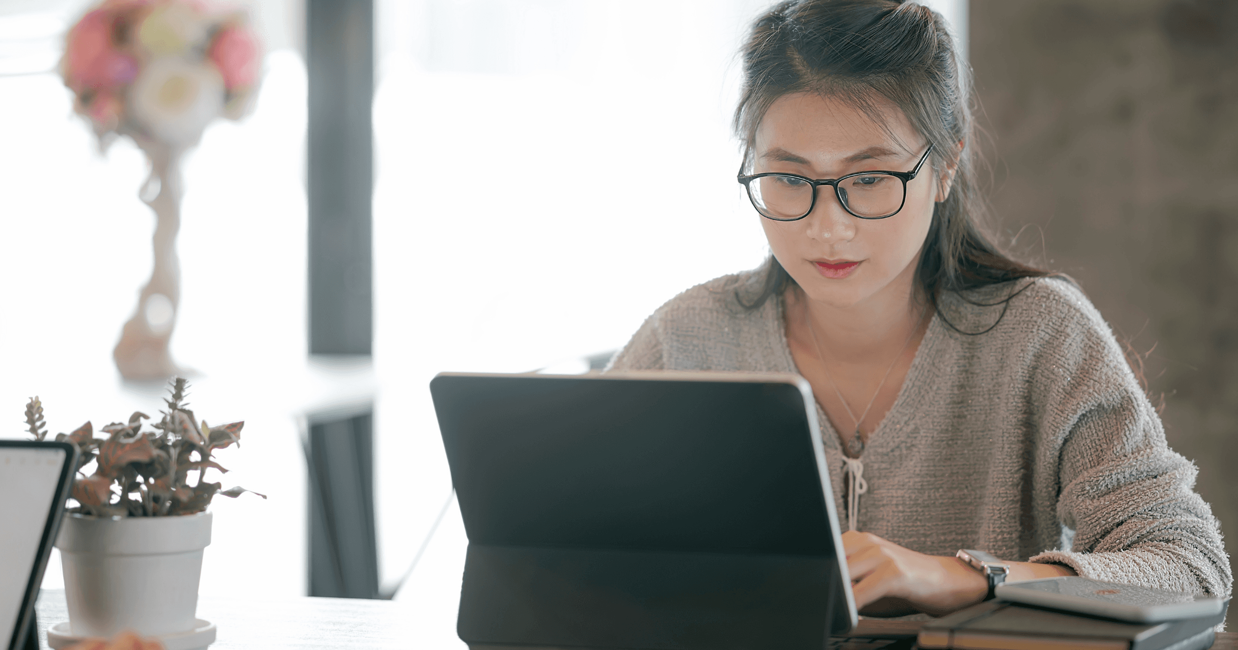 Pemilik bisnes menggunakan tablet