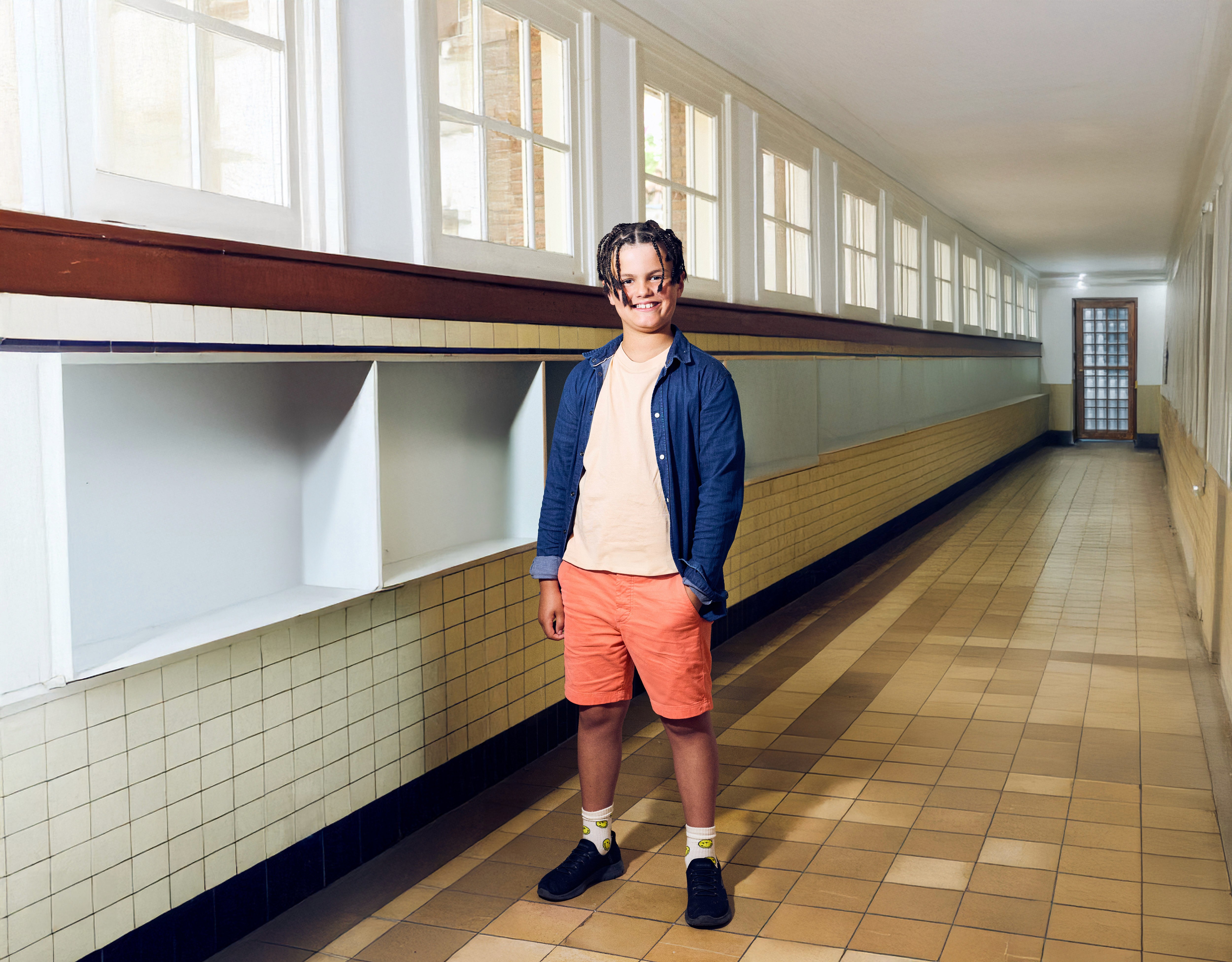 Jongen in korte broek in schoolgang