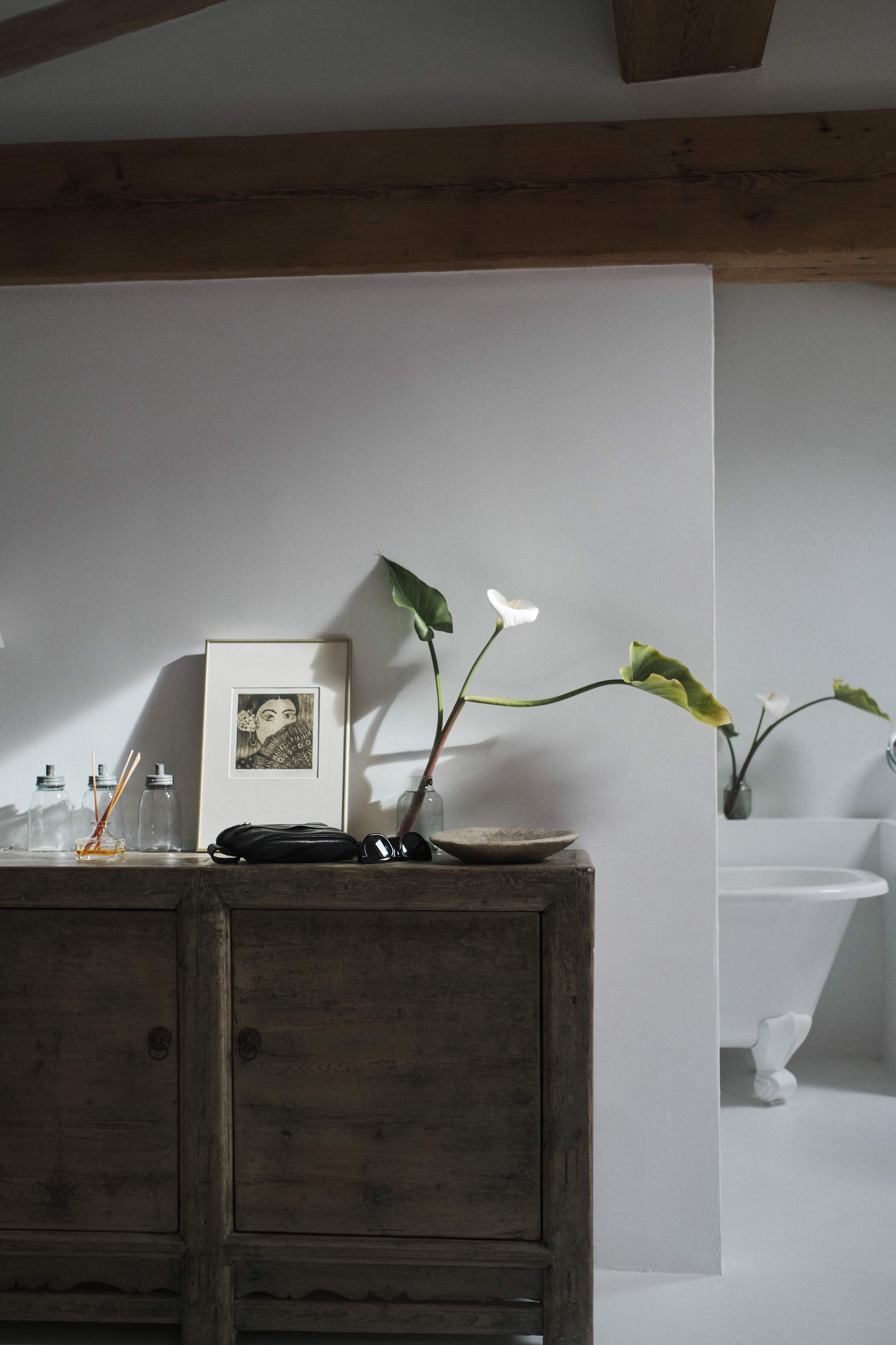 Batch.Works logo over a photo of a box of 3D printed objects