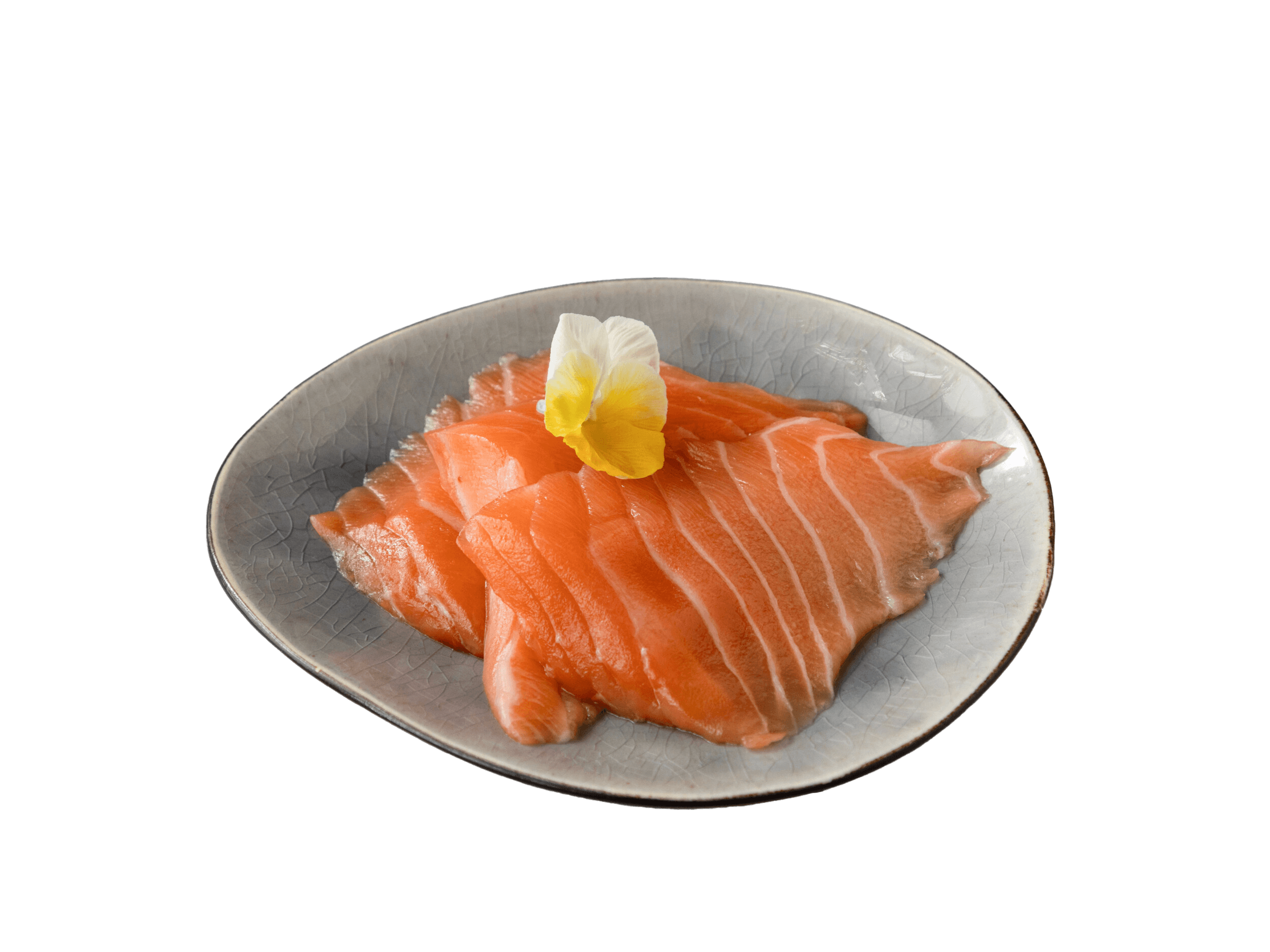een stuk Zalm Kaas Roll sushi op een grijs keramisch bord met paarse shisoblaadjes, gevuld met zalm, roomkaas en avocado