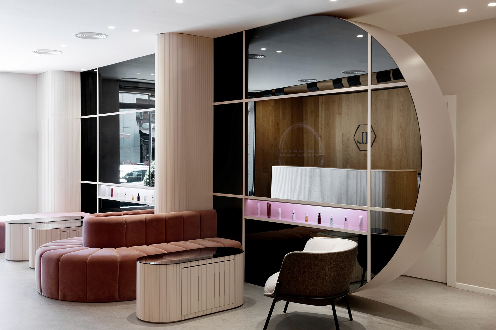 מרכז הדרכה מקצועי: אודיטוריום משולב עם עמדות טיפול מעשיות, הכולל תאורה פונקציונלית ומערכות מולטימדיה להעברת הרצאות.