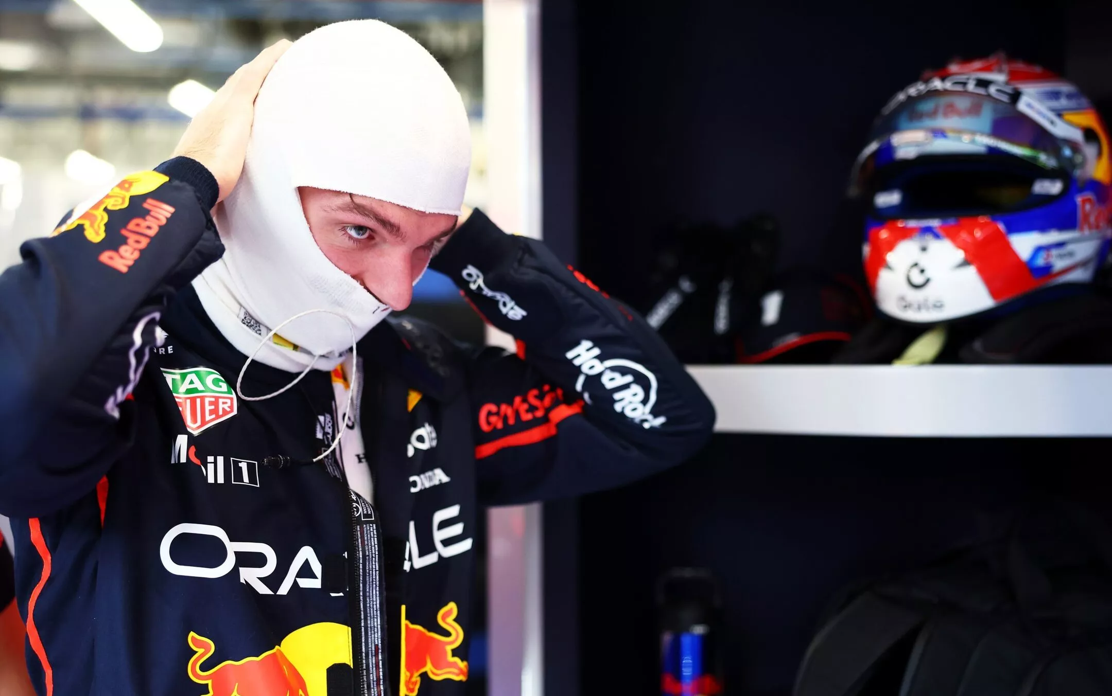 F1 driver weight loss, how much weight do F1 drivers lose per race, Formula 1 driver dehydration, F1 cockpit temperature, F1 driver fitness, F1 race physical demands, F1 driver sweat loss, F1 hydration system, Singapore Grand Prix physical demand, F1 heat stress, Formula 1 driver endurance, F1 driver recovery after race, FIA minimum driver weight, motorsport weight loss comparison, F1 vs IndyCar fitness, F1 driver health and safety, F1 extreme racing conditions, F1 athlete training, Formula 1 driver body stress