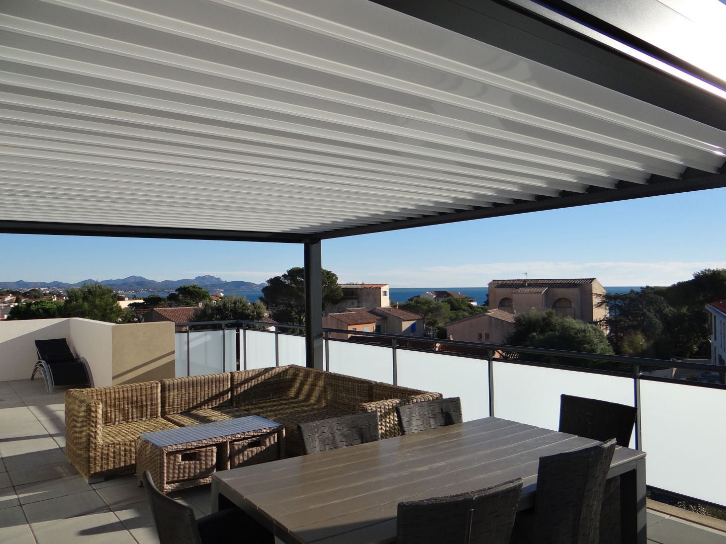 Entrée de maison moderne avec pavage et aménagement végétalisé, réalisée par Acqua Terra dans le Haut-Rhin