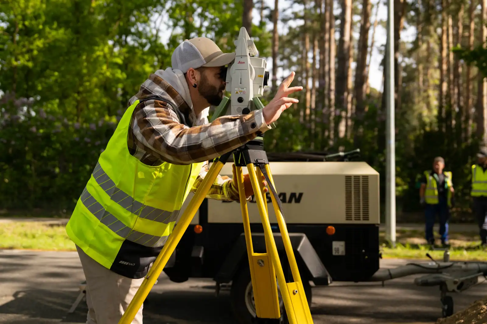 Zwei Brömer Mitartbeiter beim spielen am Kickertisch