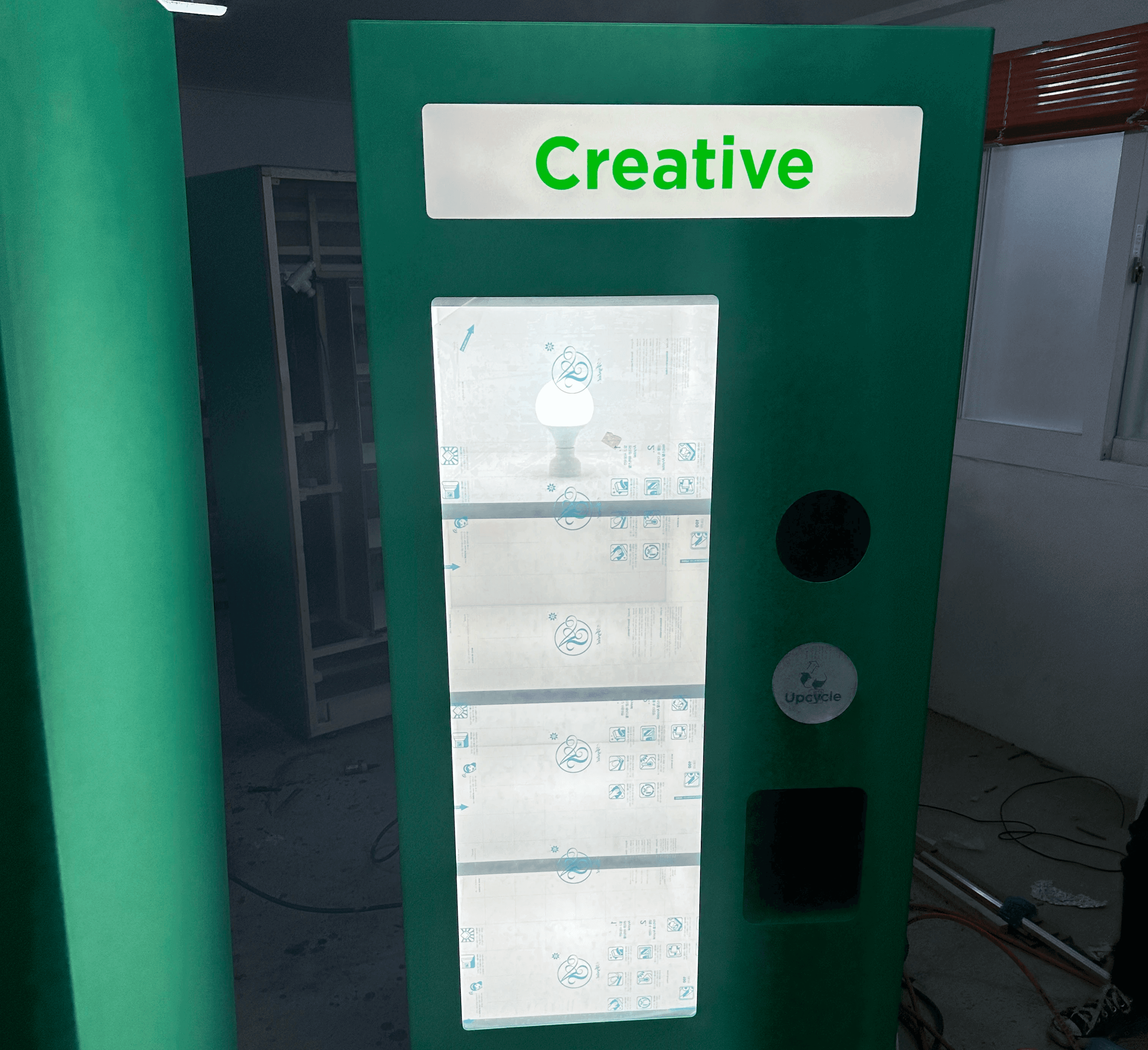 아임에코 자판기 오브제 완성, 스튜디오 내 촬영 대기 상태 / Completed i'm eco vending machine object, studio setup before filming
