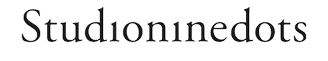 Studio Ninedots in sierlijke, donkergrijze letters op een zwarte achtergrond.