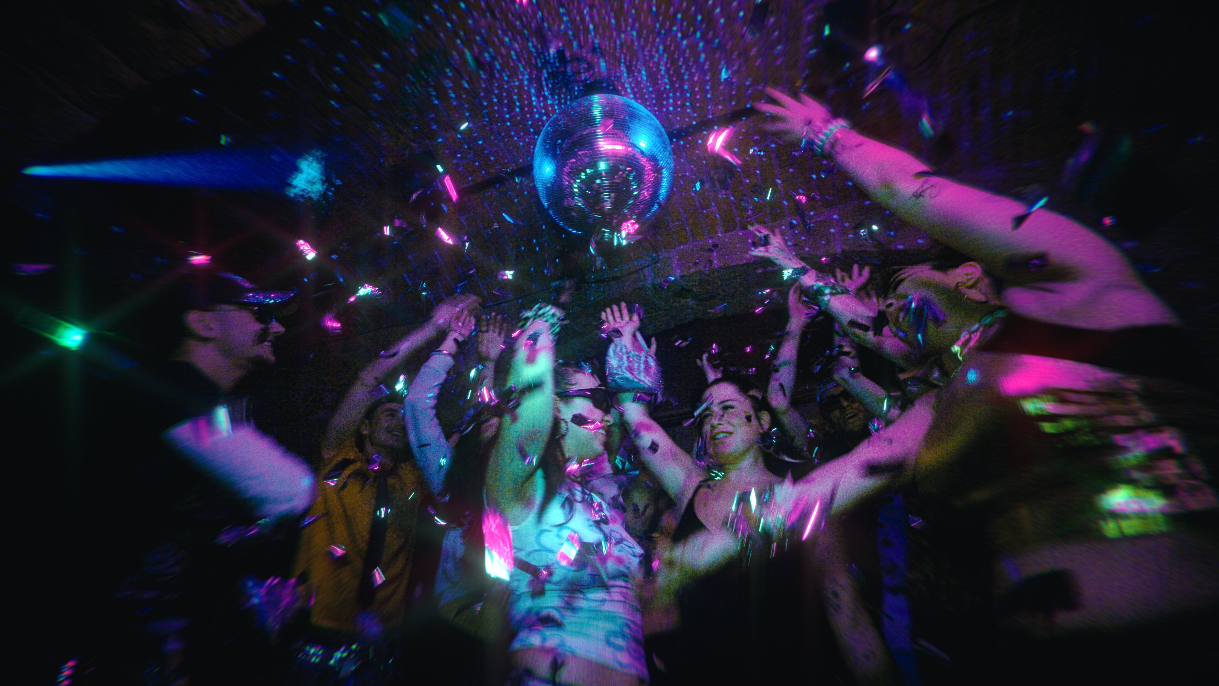 Konfettikanone im Club, alle tanzen
