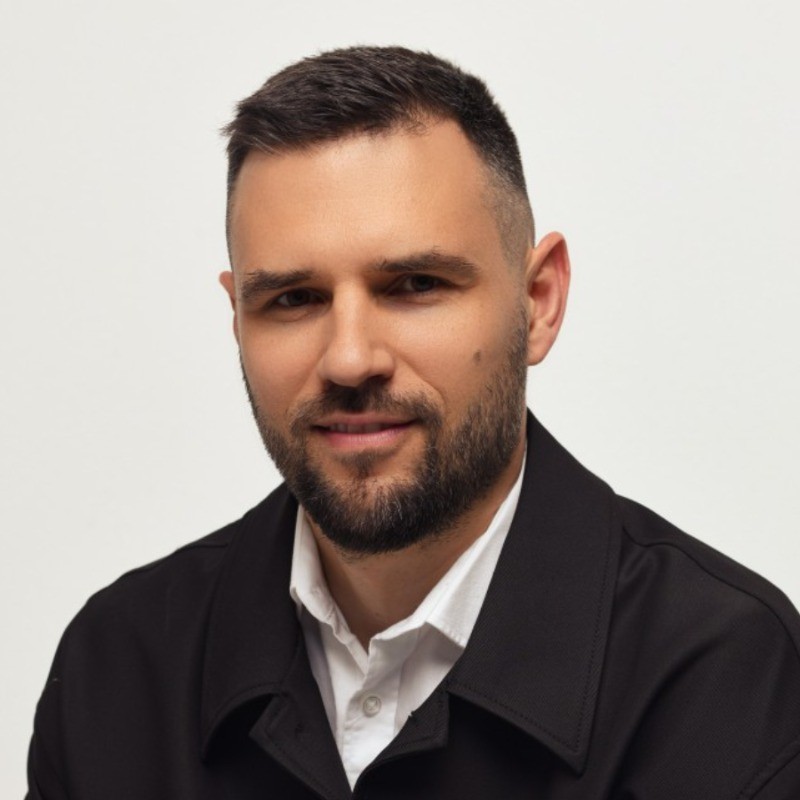 man in black crew neck shirt