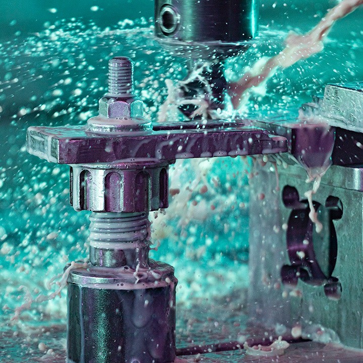 Obróbka metalu na obrabiarce CNC z chłodziwem. Precyzyjne cięcie i kształtowanie metalowych elementów.