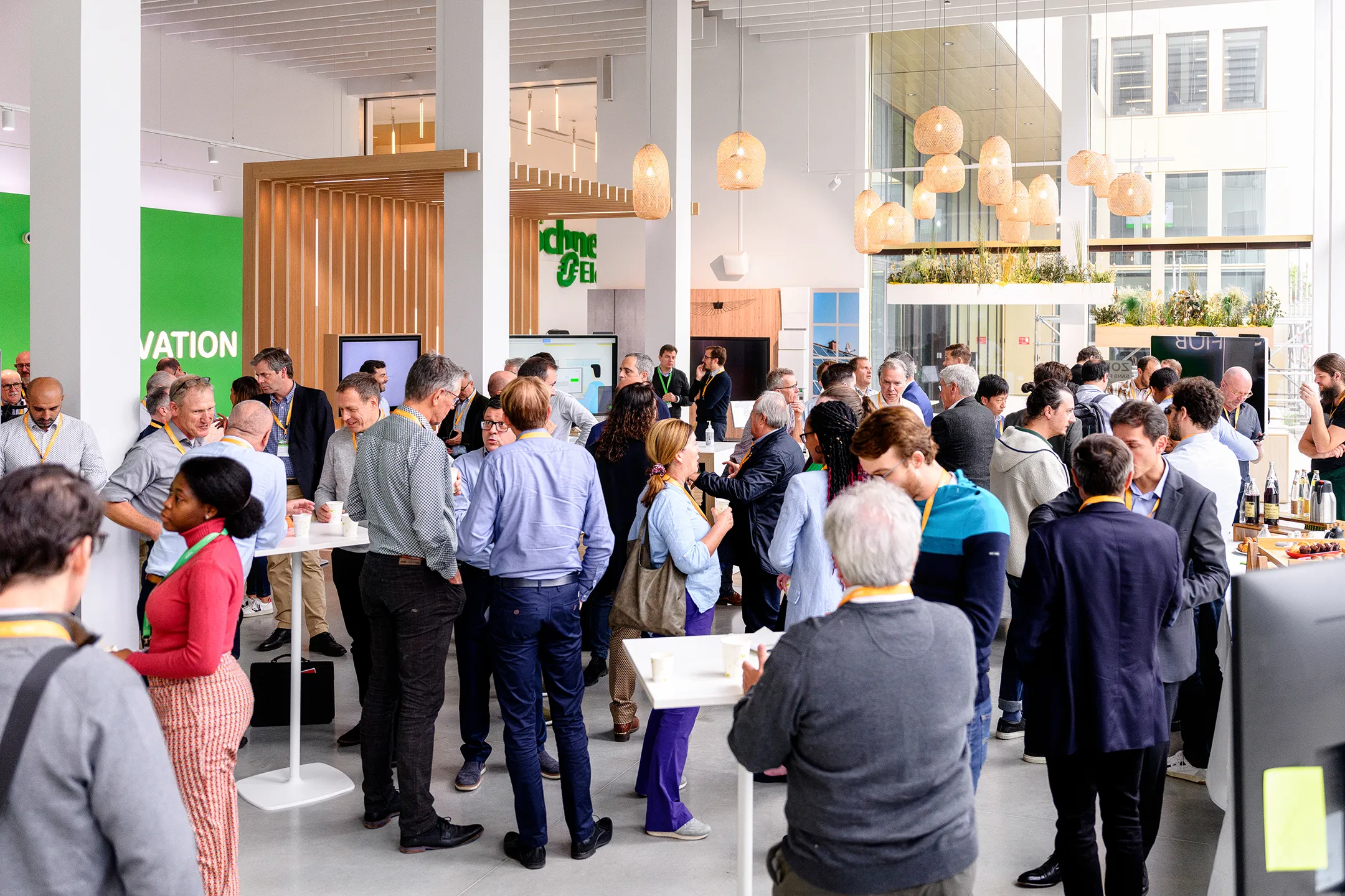 Networking entre participants lors du séminaire GlassTrend à Grenoble dans un espace lumineux chez Schneider Electric