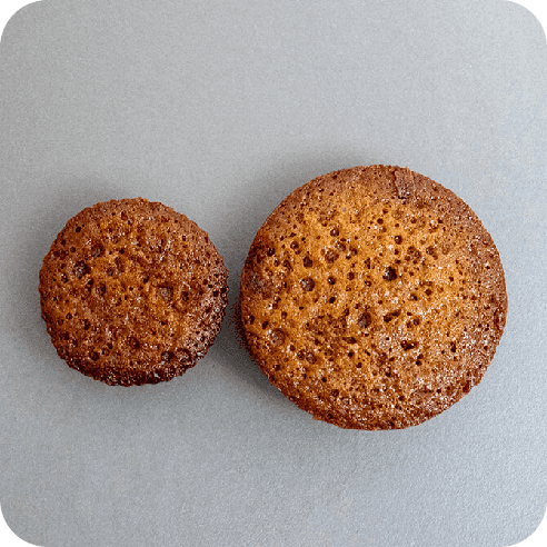 Comparación entre dos tamaños de mini brownie de masa madre artesanal.